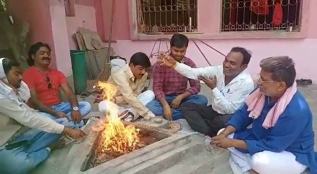 पेपर लिक प्रकरण ;-  जिलाप्रशासन के लिए छात्रों ने अलग अलग जगहों पर किया शुद्धि बढ़ी यज्ञ।