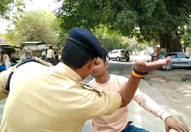 छात्रा का खींचा दुपट्टा तो ACP  ने कर दी थपेड़ो से पिटाई