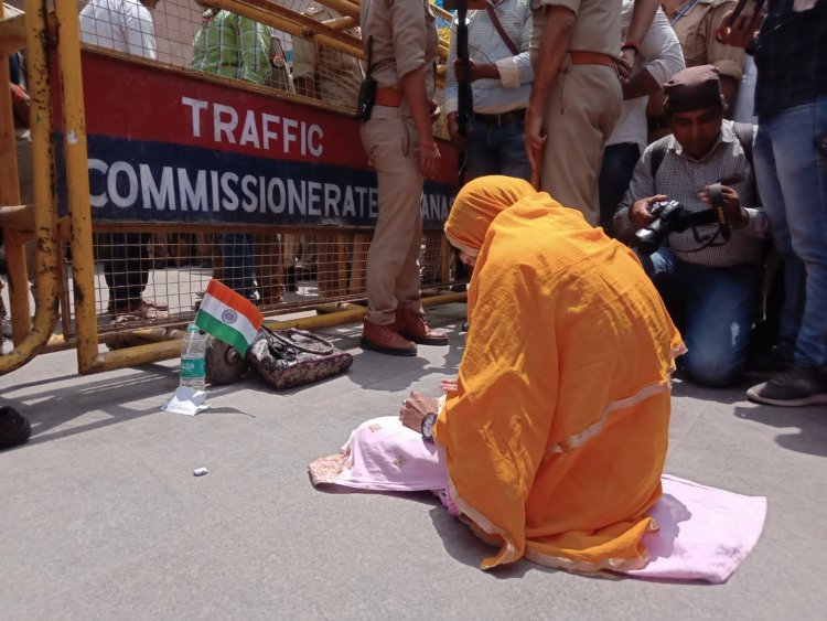 ज्ञानवापी विवाद के बीच ज्ञानवापी मस्जिद के सामने सड़क पर नमाज पढ़ना महिला को पड़ा भारी पुलिस ने लिया हिरासत में