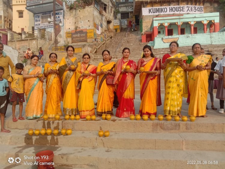 सामूहिक अर्घ्य दान को सफल बनाने में  गुजरती  समाज का विशेष योगदान रहा , हजारो की संख्या में  राम घाट पर कीसूर्य अर्घ्य दान 