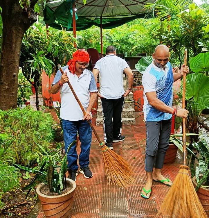 इंद्र देवता भी नहीं रोक पाए डॉ नीलकंठ तिवारी का स्वच्छता अभियान 50वें दिन बारिश के बीच  चला  अभियान