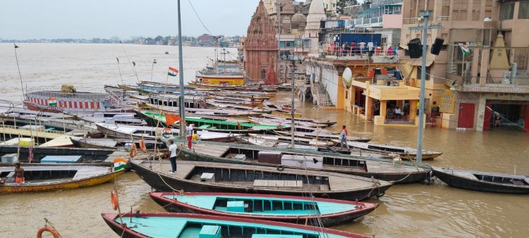 वाराणसी: लगातार काशी बढ़ रहा गंगा का जलस्तर, प्रशासन हुआ अलर्ट