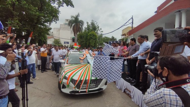 Car-nival womans car rally को वाराणसी के डीएम कौशल राज शर्मा ने किया रवाना