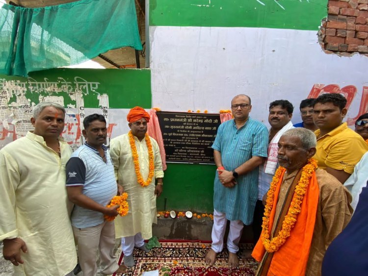 कैंट विधायक सौरभ श्रीवास्तव ने किया बजरडीहा में विधायक निधि से सड़क निर्माण कार्य का शिलान्यास