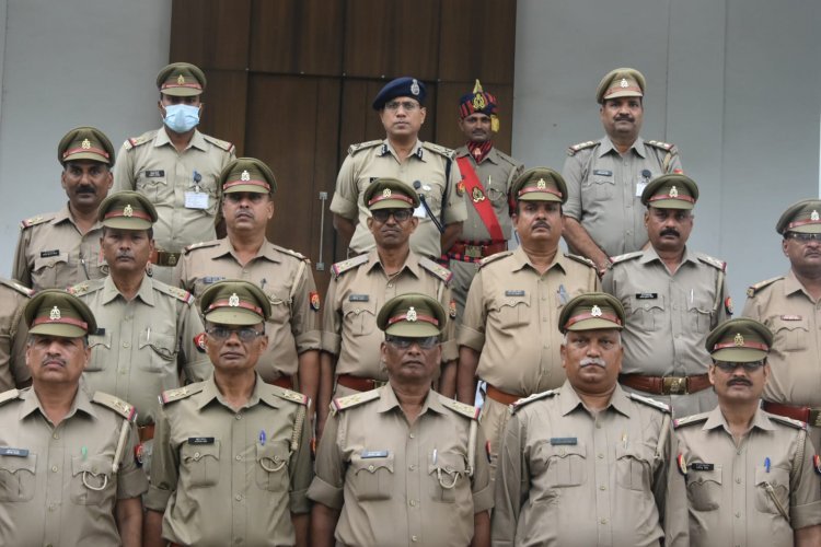 हेड कांस्टेबल बने दरोगा तो पुलिस आयुक्त  वाराणसी ने बढ़ाया उत्साह,पुलिस लाइंस के सभागार में मुख्य आरक्षी के पद से प्रोन्नत होकर उपनिरीक्षक बने 49 SI से रूबरू हुए CP.