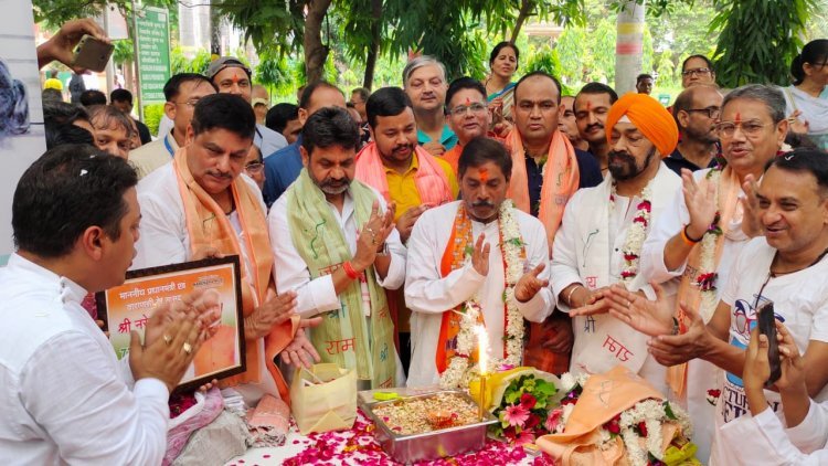 योगी आदित्यनाथ फैन्स क्लब ने बड़े धूमधाम से मनाया प्रधानमंत्री नरेंद्र मोदी का 72 वा जन्मदिन