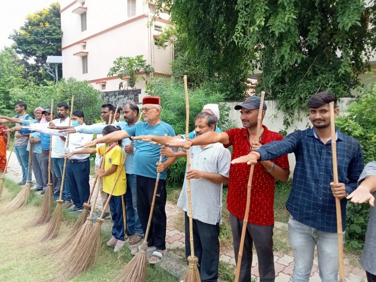 स्वच्छता अभियान के तहत महामना पार्क का हुआ साफ सफाई व पौधारोपण