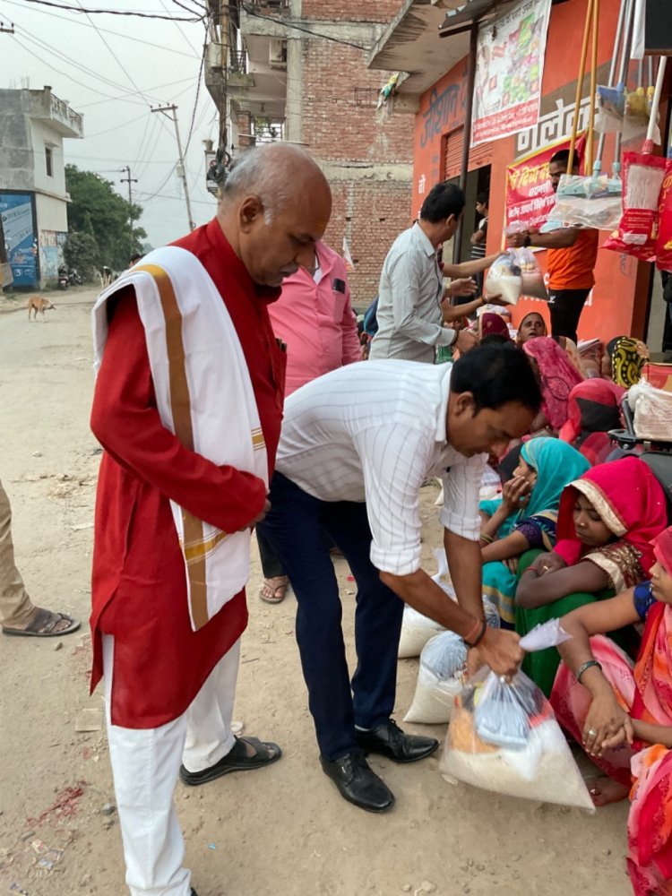 श्री दिव्य दर्शन ट्रस्ट वाराणसी द्वारा किया गया राशन का वितरण