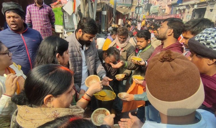 वाराणसी के दशाश्वमेध में खिचड़ी बाबा के यहां मिलता है 365 दिन खिचड़ी, सनातन रक्षा सेना ने बांटी खिचड़ी उमड़ी भक्‍तों की भीड़