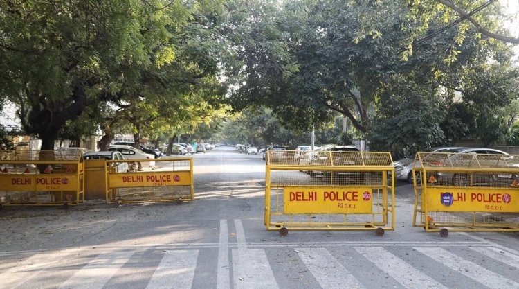 दिल्ली: किशोर ने ट्रैफिक पुलिस के की बोनट पर घसीटा, चार गिरफ्तार