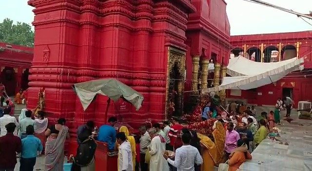 नवरात्र में दुर्गा कुंड मंदिर में निषेध द्वार से कराया जा रहा है प्रोटोकॉल को प्रवेश