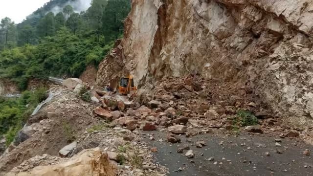 उत्तराखंड: भारी बारिश के बीच केदारनाथ यात्रा मार्ग पर भूस्खलन, कई लोग लापता