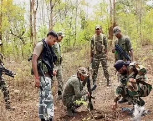 महाराष्ट्र-छत्तीसगढ़ सीमा पर पुलिस, नक्सलियों के बीच गोलीबारी; विस्फोटक, माओवादी साहित्य बरामद