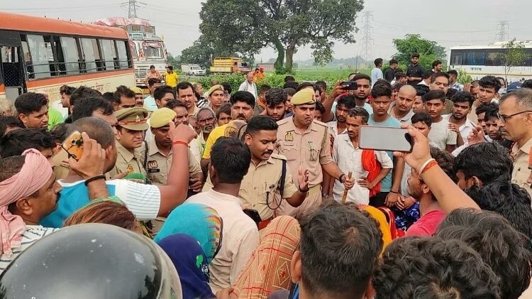 UP: वाराणसी में ढाबा मालिक कि गला काटकर हत्या, स्थानीय लोगों ने सड़क जाम कर किया हंगामा, न्याय की मांग