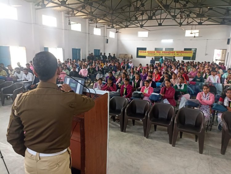 महाराज बलवंत सिंह पीजी कॉलेज में सड़क सुरक्षा अभियान के तहत छात्रों को किया जागरूक