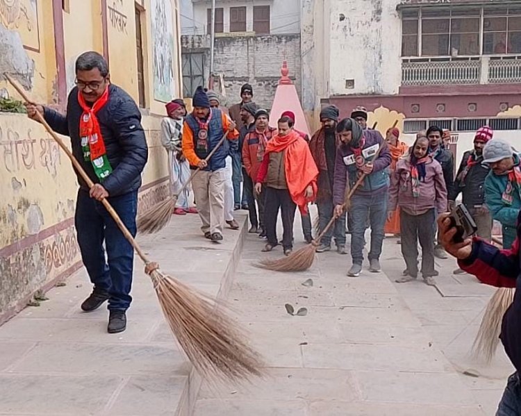 पूर्व मंत्री व विधायक डॉ नीलकंठ तिवारी ने कर्णघंटा कुंड में चलाया सफाई अभियान