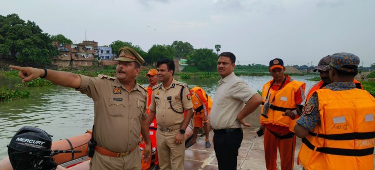 जिलाधिकारी ने अपर पुलिस कमिश्नर के साथ बाढ़ प्रभावित क्षेत्र का सघन निरीक्षण किया