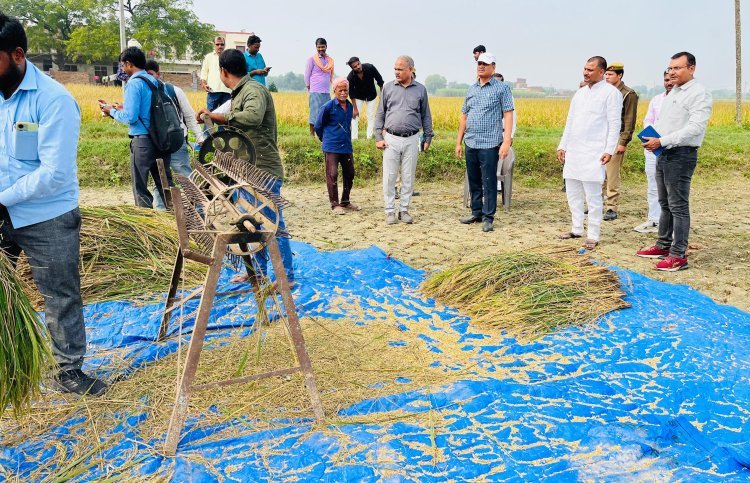 जिलाधिकारी ने किसानों से संवाद किया और अपने नजदीक के क्रय केंद्र पर धान बेचने के लिए कहा