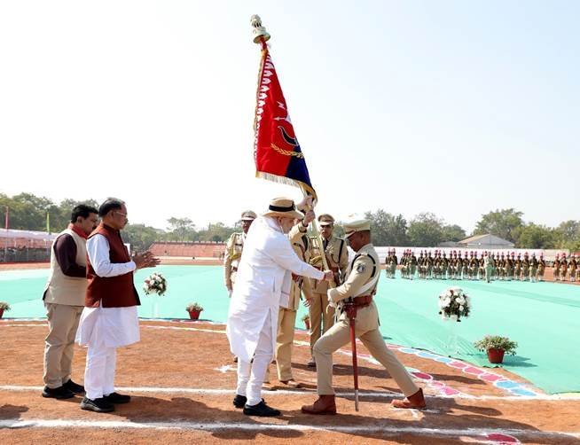 केन्द्रीय गृह एवं सहकारिता मंत्री श्री अमित शाह ने आज अपने छत्तीसगढ़ दौरे के पहले दिन रायपुर में छत्तीसगढ़ पुलिस को 'प्रेसिडेंट कलर' प्रदान किया